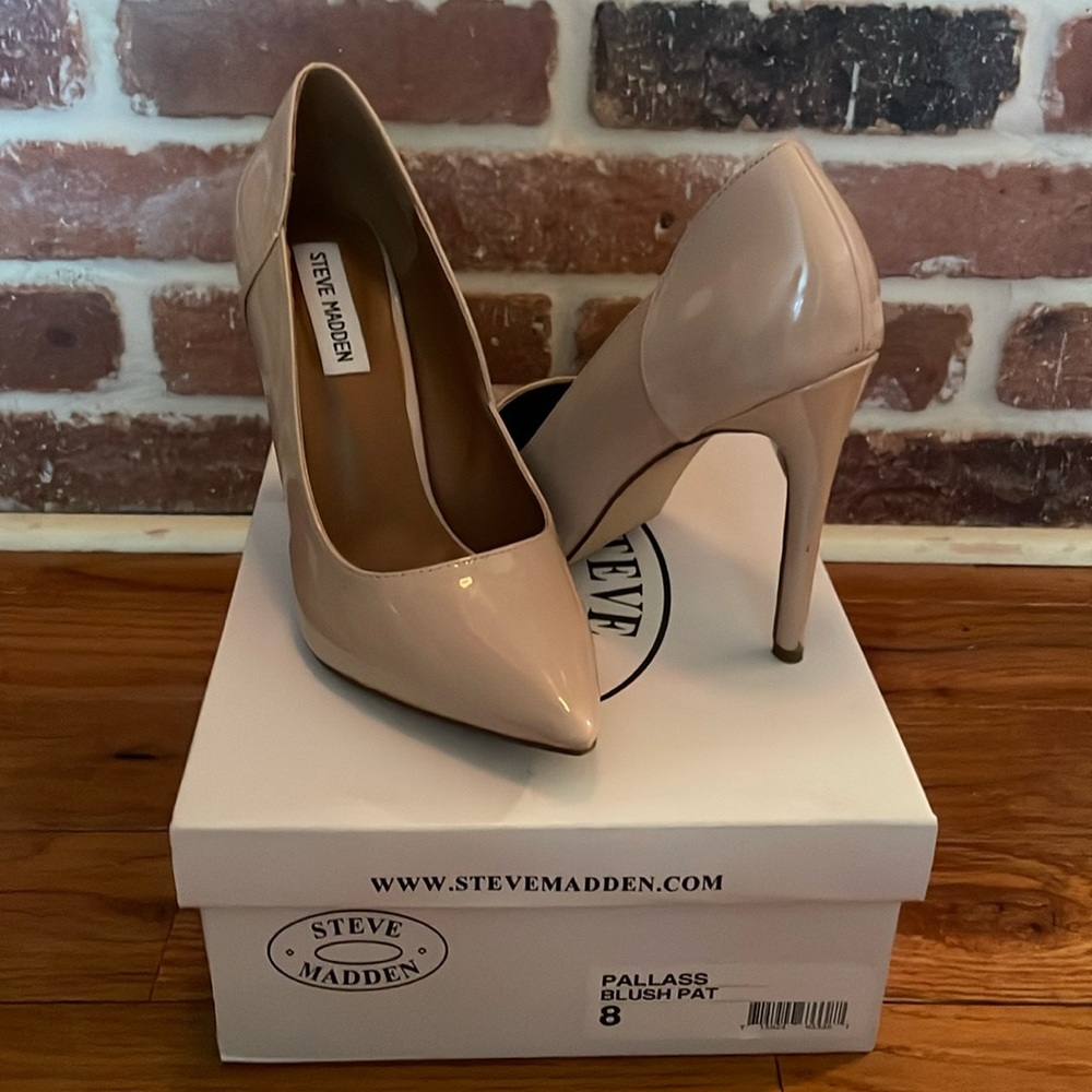 Classic nude pumps